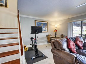 9012 Vineyard Lake Dr, Plantation FL 33324