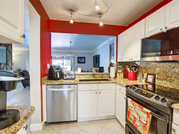 9012 Vineyard Lake Dr, Plantation FL 33324