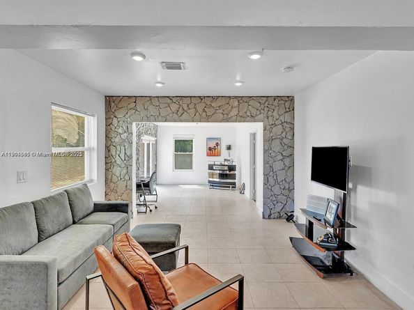 1530 N 56th Ave, Hollywood FL 33021