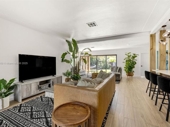 1370 71st St, Miami Beach FL 33141