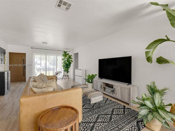1370 71st St, Miami Beach FL 33141