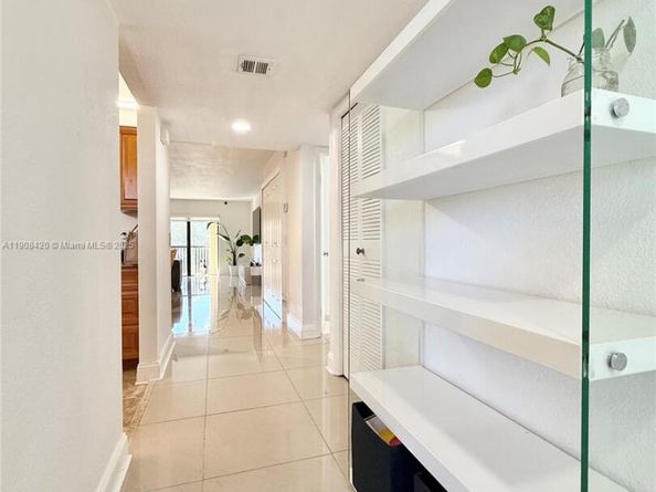 398 Lakeview Dr 205, Weston FL 33326