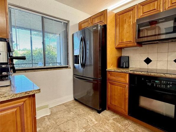 398 Lakeview Dr 205, Weston FL 33326