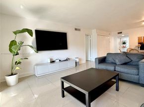 398 Lakeview Dr 205, Weston FL 33326