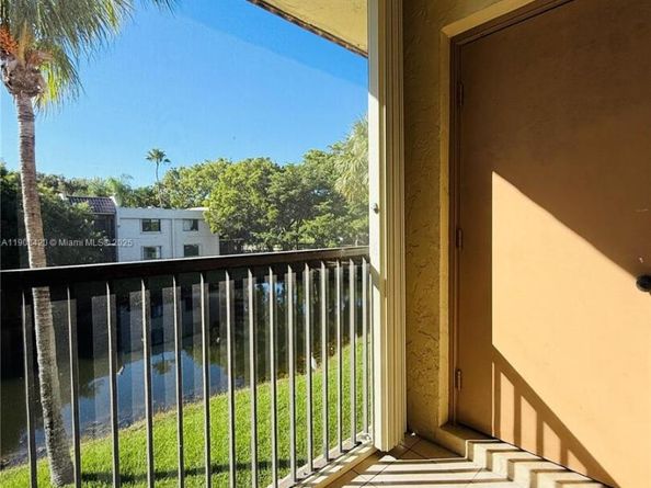 398 Lakeview Dr 205, Weston FL 33326