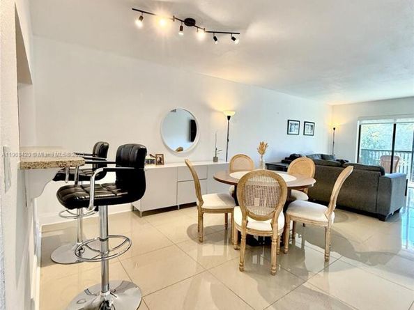 398 Lakeview Dr 205, Weston FL 33326