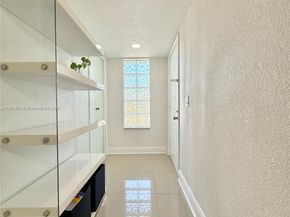 398 Lakeview Dr 205, Weston FL 33326