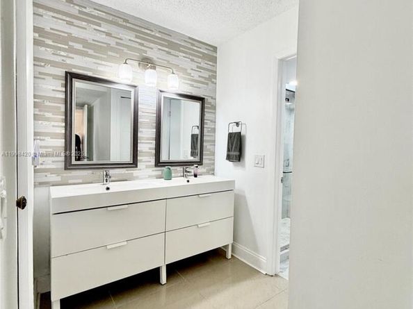 398 Lakeview Dr 205, Weston FL 33326