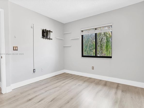 469 SE 14th St, Dania Beach FL 33004