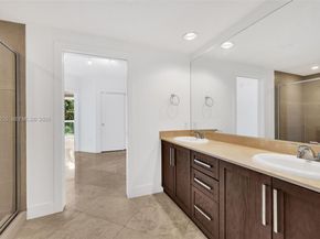 10 Venetian Way 403, Miami Beach FL 33139