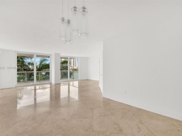 10 Venetian Way 403, Miami Beach FL 33139
