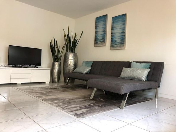1225 Marseille Dr 18, Miami Beach FL 33141
