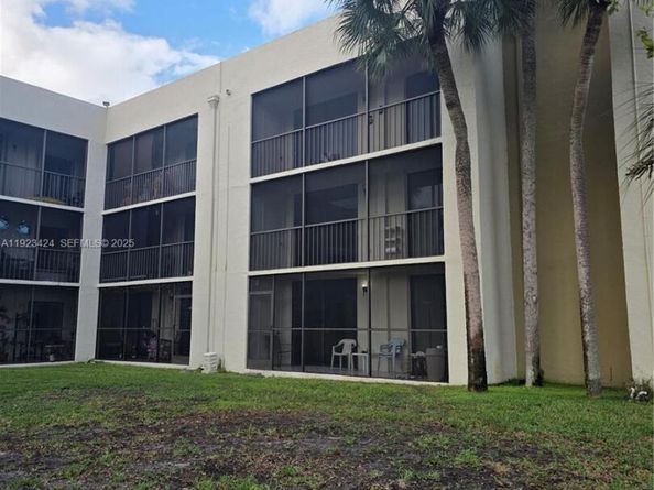 8065 SW 107th Ave 202, Miami FL 33173