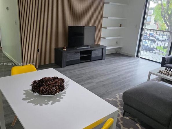 8065 SW 107th Ave 202, Miami FL 33173