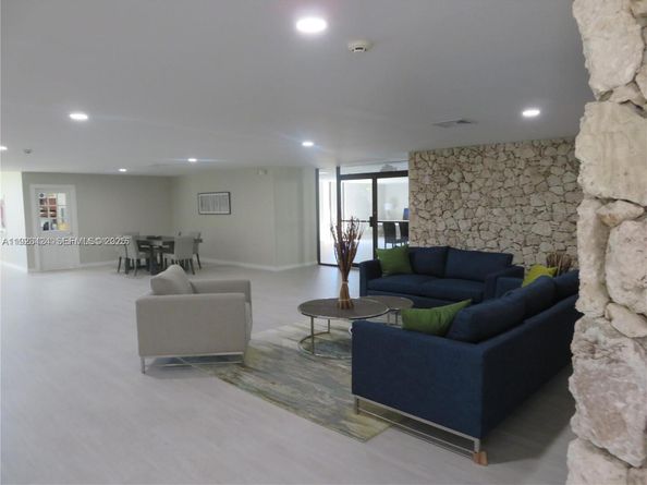 8065 SW 107th Ave 202, Miami FL 33173