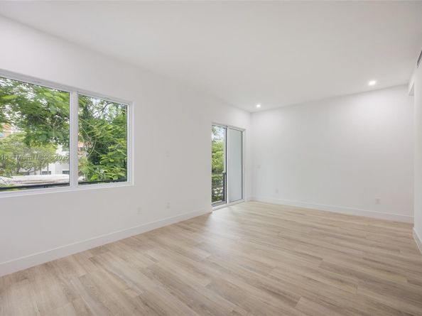 3164 Plaza St, Coconut Grove FL 33133