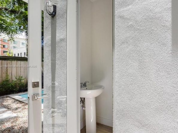 3164 Plaza St, Coconut Grove FL 33133