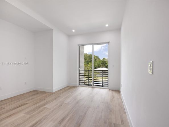 3164 Plaza St, Coconut Grove FL 33133