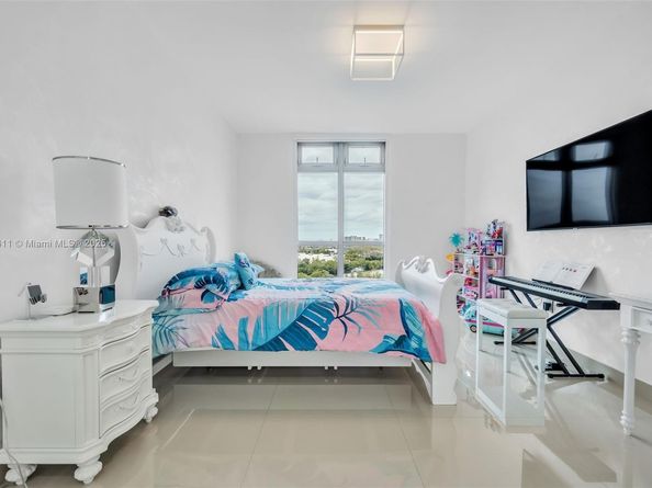 17301 Biscayne Blvd 910, North Miami Beach FL 33160