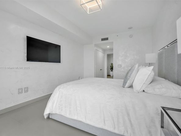 17301 Biscayne Blvd 910, North Miami Beach FL 33160