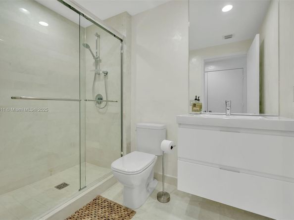 17301 Biscayne Blvd 910, North Miami Beach FL 33160