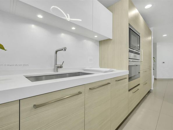 17301 Biscayne Blvd 910, North Miami Beach FL 33160