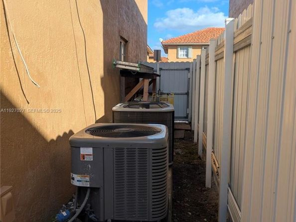 2485 W 76th St, Hialeah FL 33016