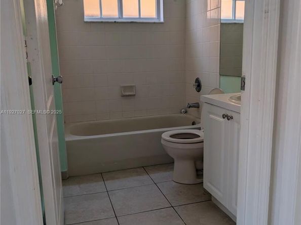 2485 W 76th St, Hialeah FL 33016