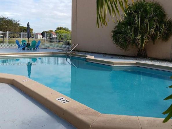 271 W Park Dr 17, Miami FL 33172