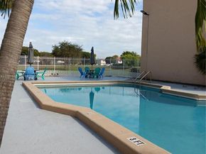 271 W Park Dr 17, Miami FL 33172