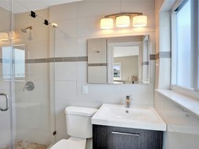 351 NE 43rd St, Oakland Park FL 33334