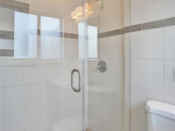 351 NE 43rd St, Oakland Park FL 33334