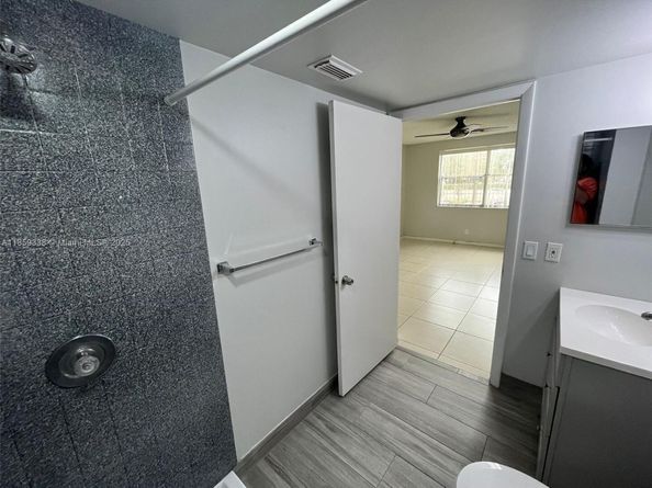 8821 Wiles Rd 203, Coral Springs FL 33067