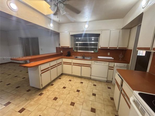 9433 SW 17th St, Miami FL 33165