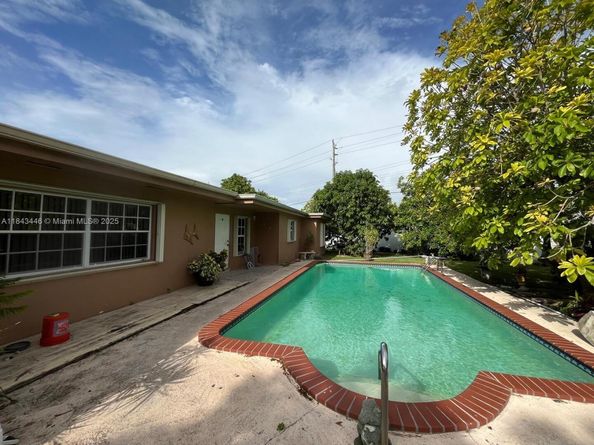 9433 SW 17th St, Miami FL 33165
