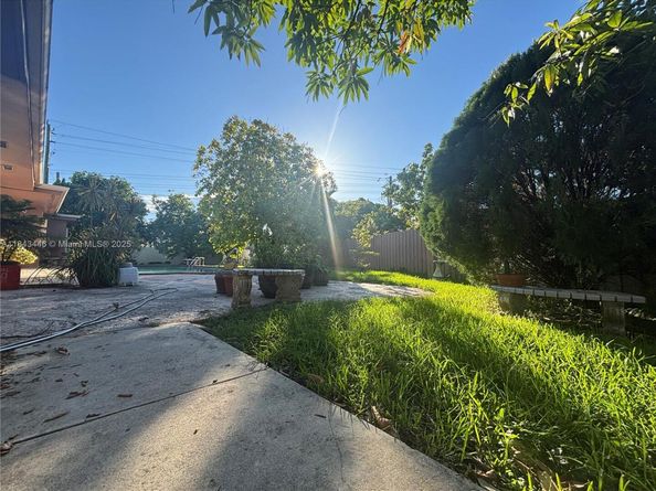 9433 SW 17th St, Miami FL 33165