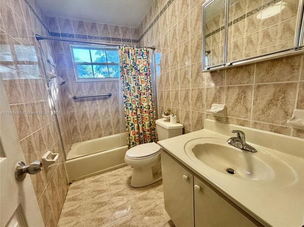 9433 SW 17th St, Miami FL 33165