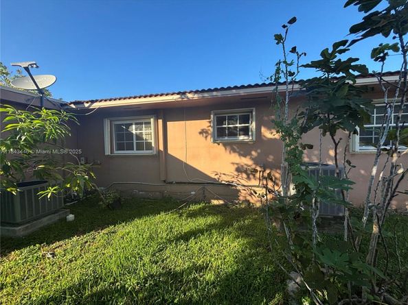 9433 SW 17th St, Miami FL 33165