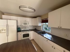 9433 SW 17th St, Miami FL 33165