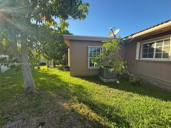 9433 SW 17th St, Miami FL 33165