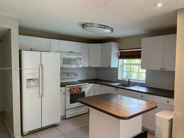 9433 SW 17th St, Miami FL 33165