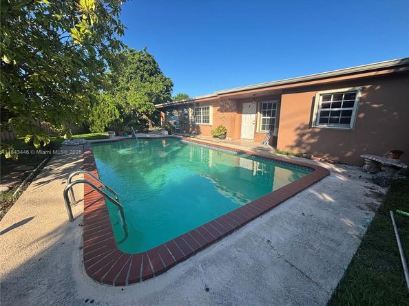 9433 SW 17th St, Miami FL 33165