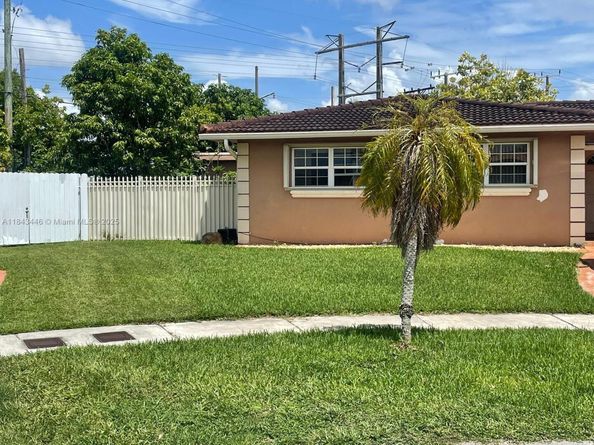 9433 SW 17th St, Miami FL 33165
