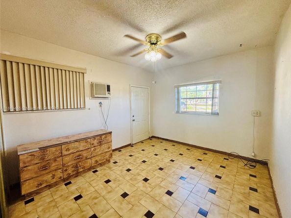 9433 SW 17th St, Miami FL 33165
