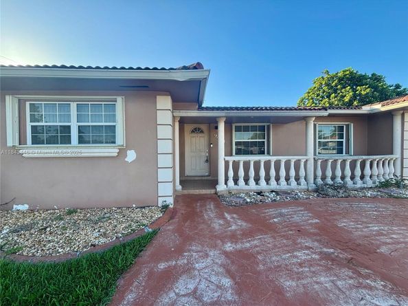 9433 SW 17th St, Miami FL 33165