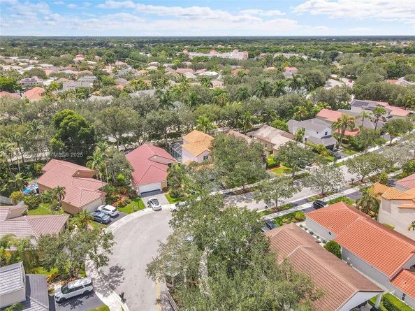 704 Stanton Dr, Weston FL 33326