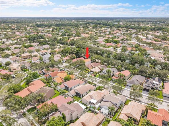 704 Stanton Dr, Weston FL 33326