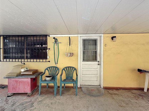 1055 NW 32nd Ct, Miami FL 33125