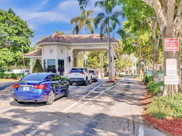 1100 Saint Charles Pl 504, Pembroke Pines FL 33026
