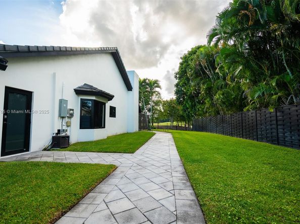 61 NW 128th Ave, Plantation FL 33325